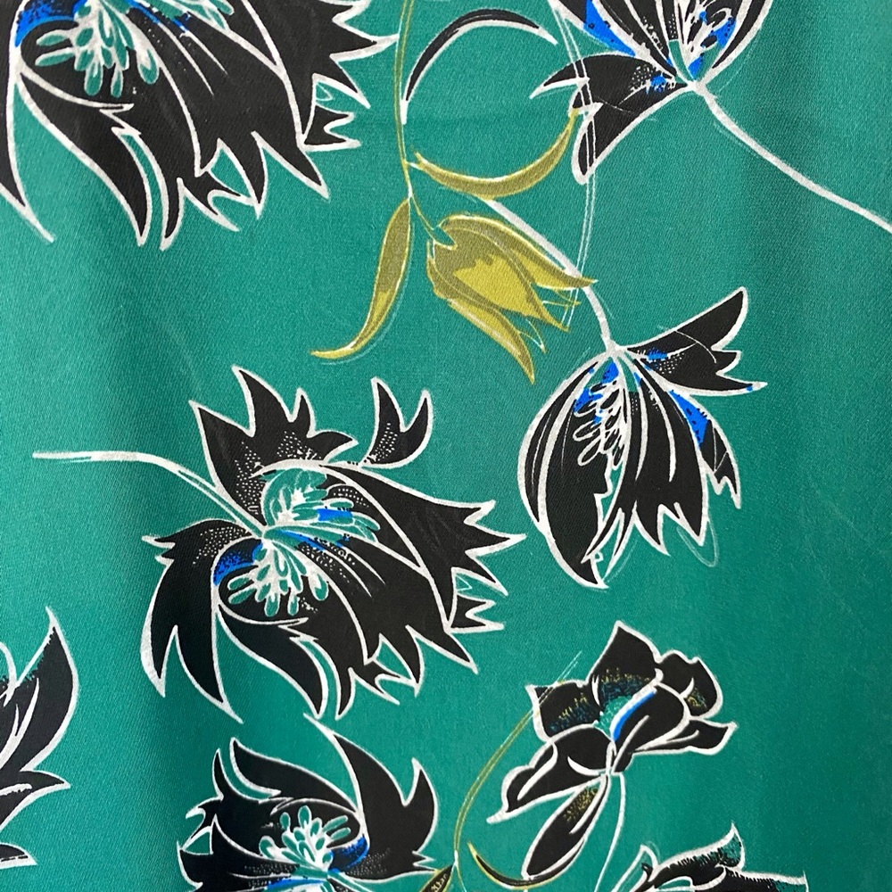 CAbi Green Floral Hi Lo Ruffle Hem Tank Size Medium. - Picture 4 of 9